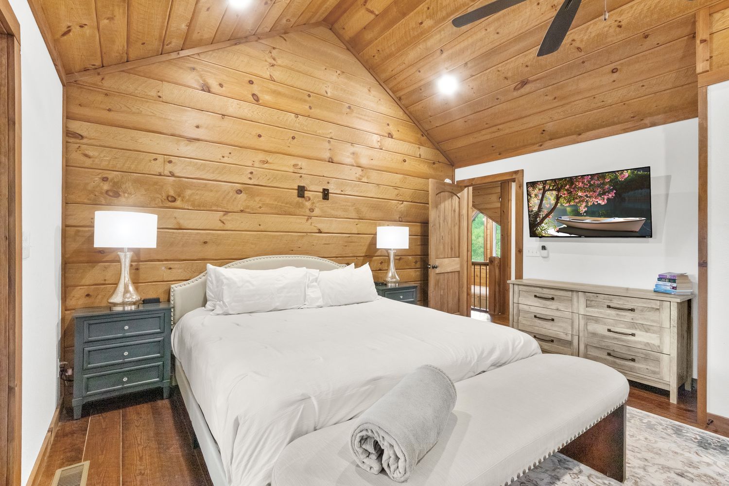 Guest bedroom in the trees